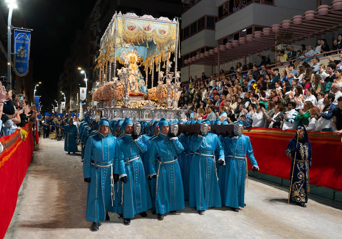 Fervor azul ante la Virgen de los Dolores en Lorca