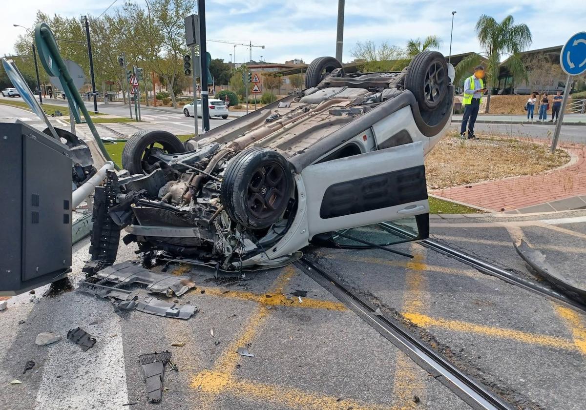 La colisión entre un autobús y un coche en la UMU deja un herido