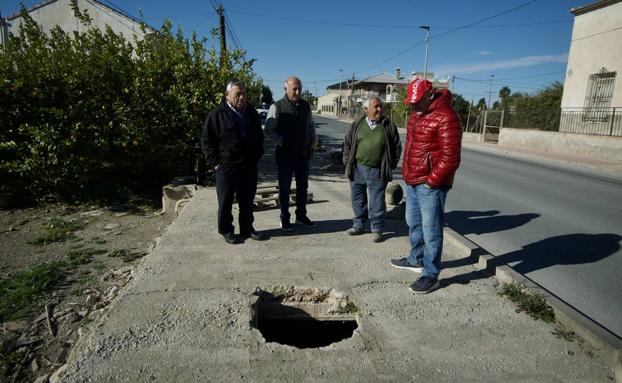 Los robos para hacer chatarra convierten la Orilla del Azarbe de Murcia en un campo de minas