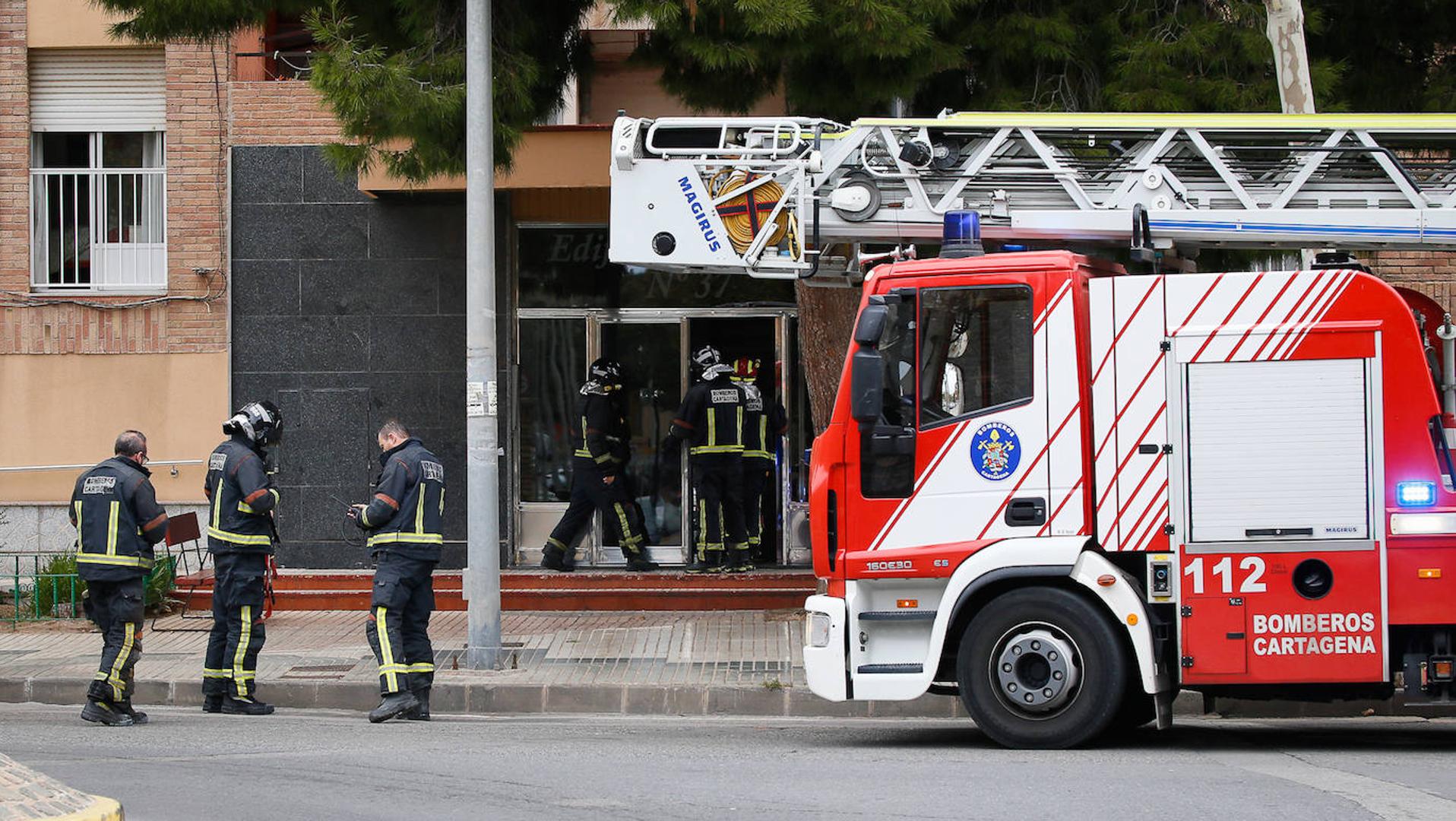 Atienden a un hombre con una brecha en la cabeza tras incendiarse una vivienda en Cartagena