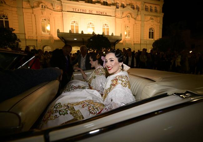 Llegada de las reinas al Romea en coches antiguos.