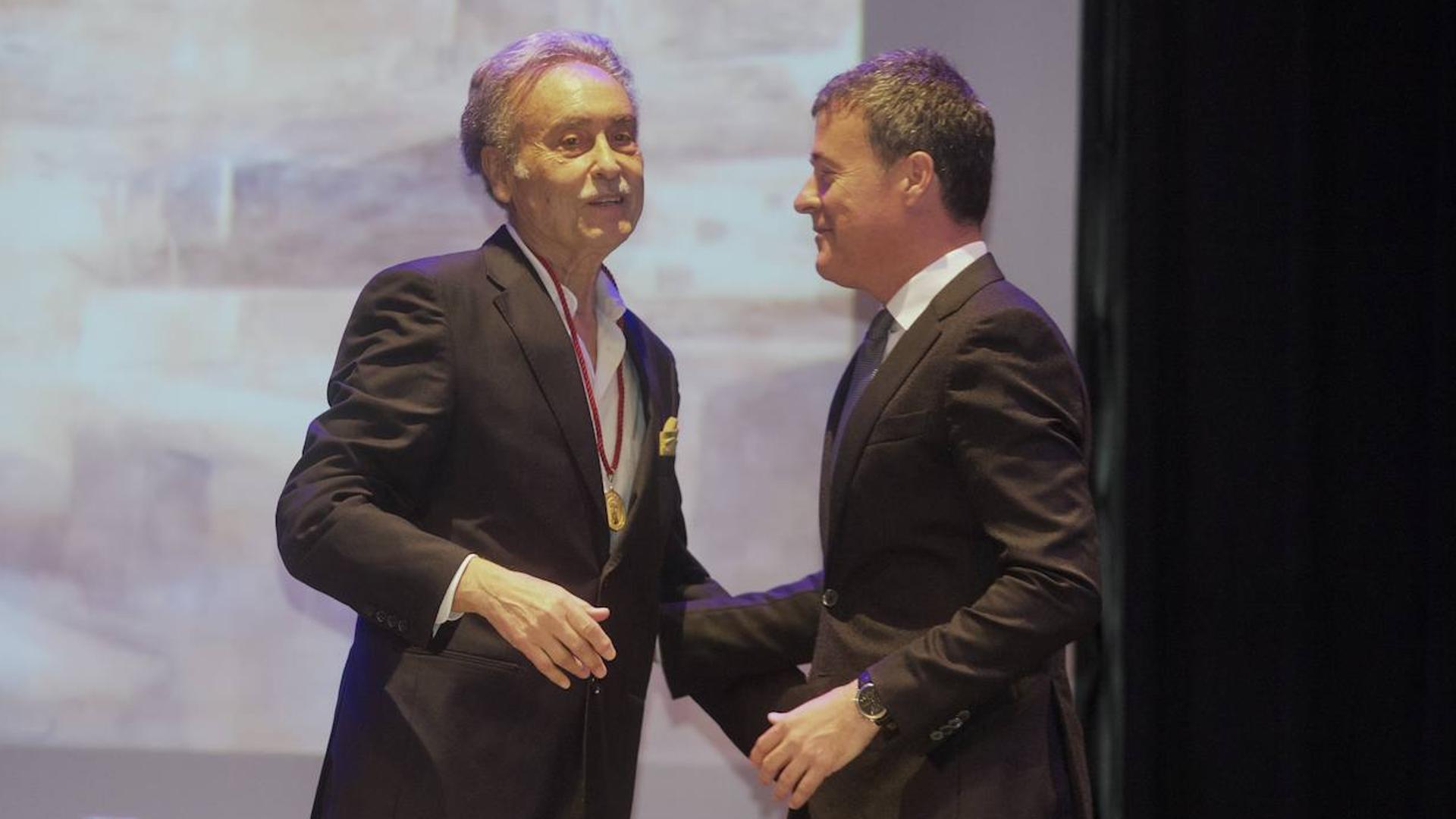 Pedro Cano recuerda a sus padres y hermanos al recibir la Medalla de Oro de Blanca