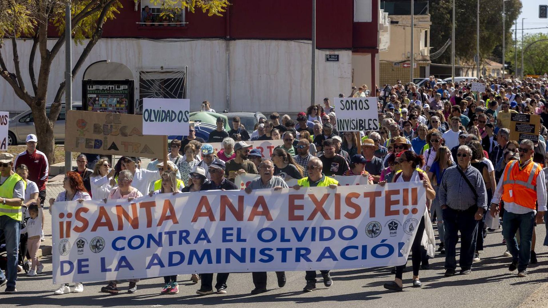 Los vecinos de Santa Ana se hartan y exigen en la calle más servicios e infraestructuras