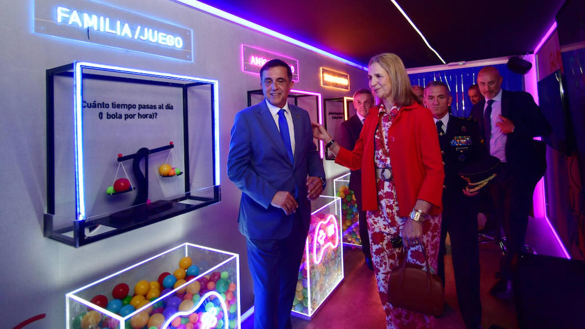 La Infanta Elena amadrina en Murcia una exposición para concienciar sobre los riesgos del mundo digital