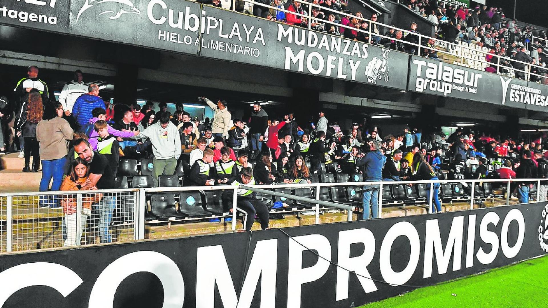 Mil personas llenarán los fondos bajos del estadio este domingo