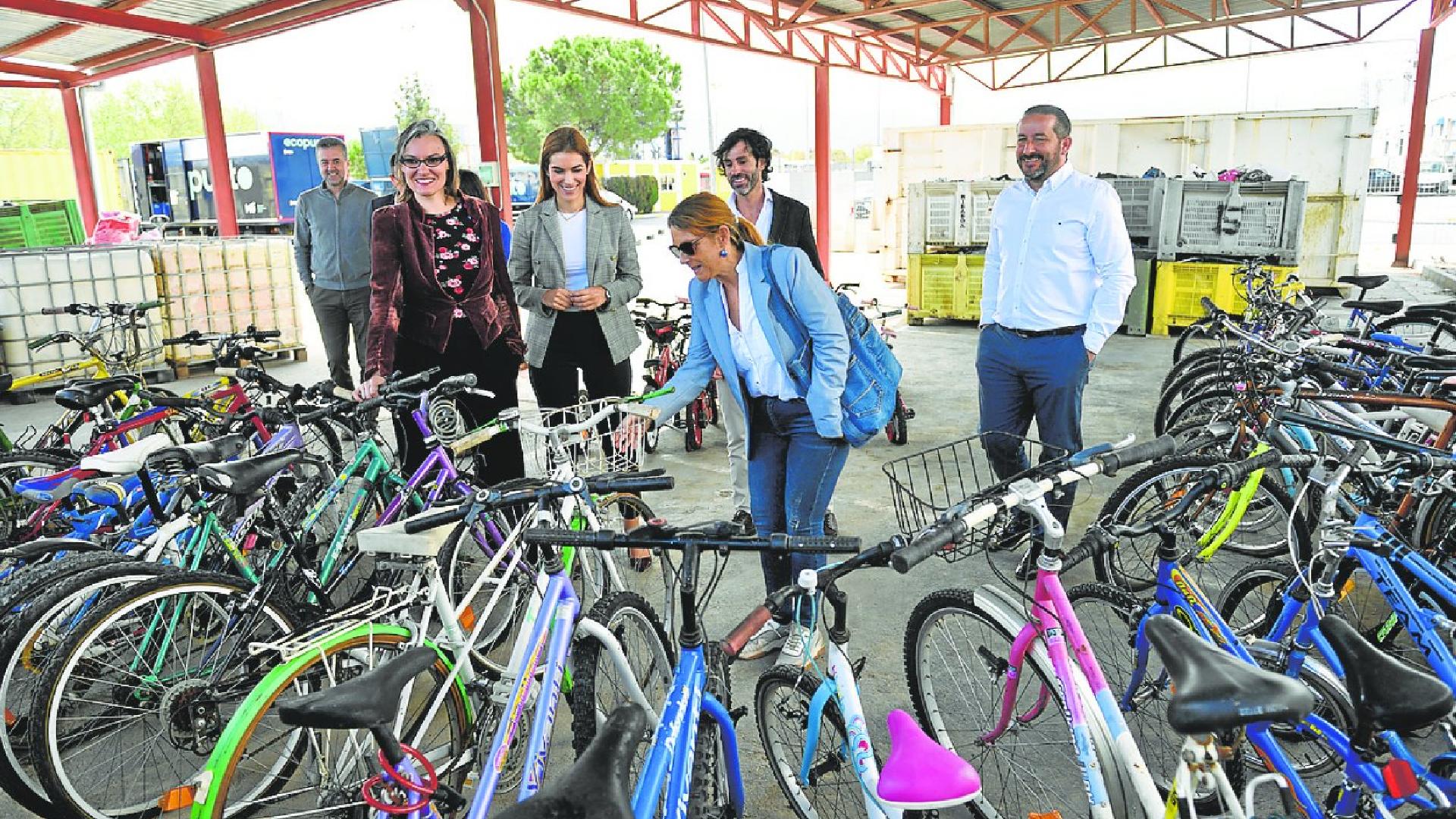 Murcia en Bici recibe 40 bicicletas recicladas para personas sin recursos