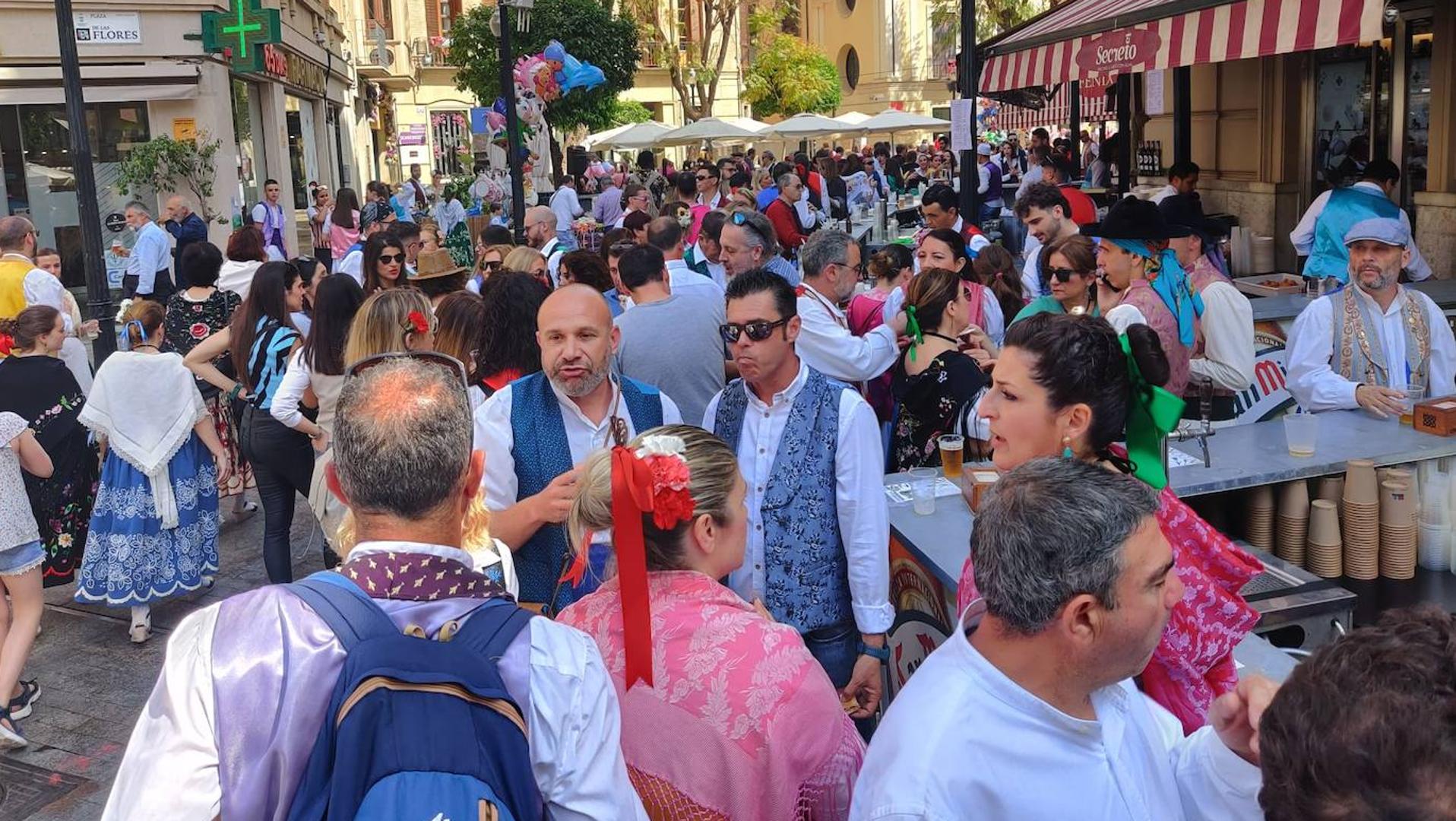 Las plazas y jardines de Murcia bullen en el día del Bando de la Huerta