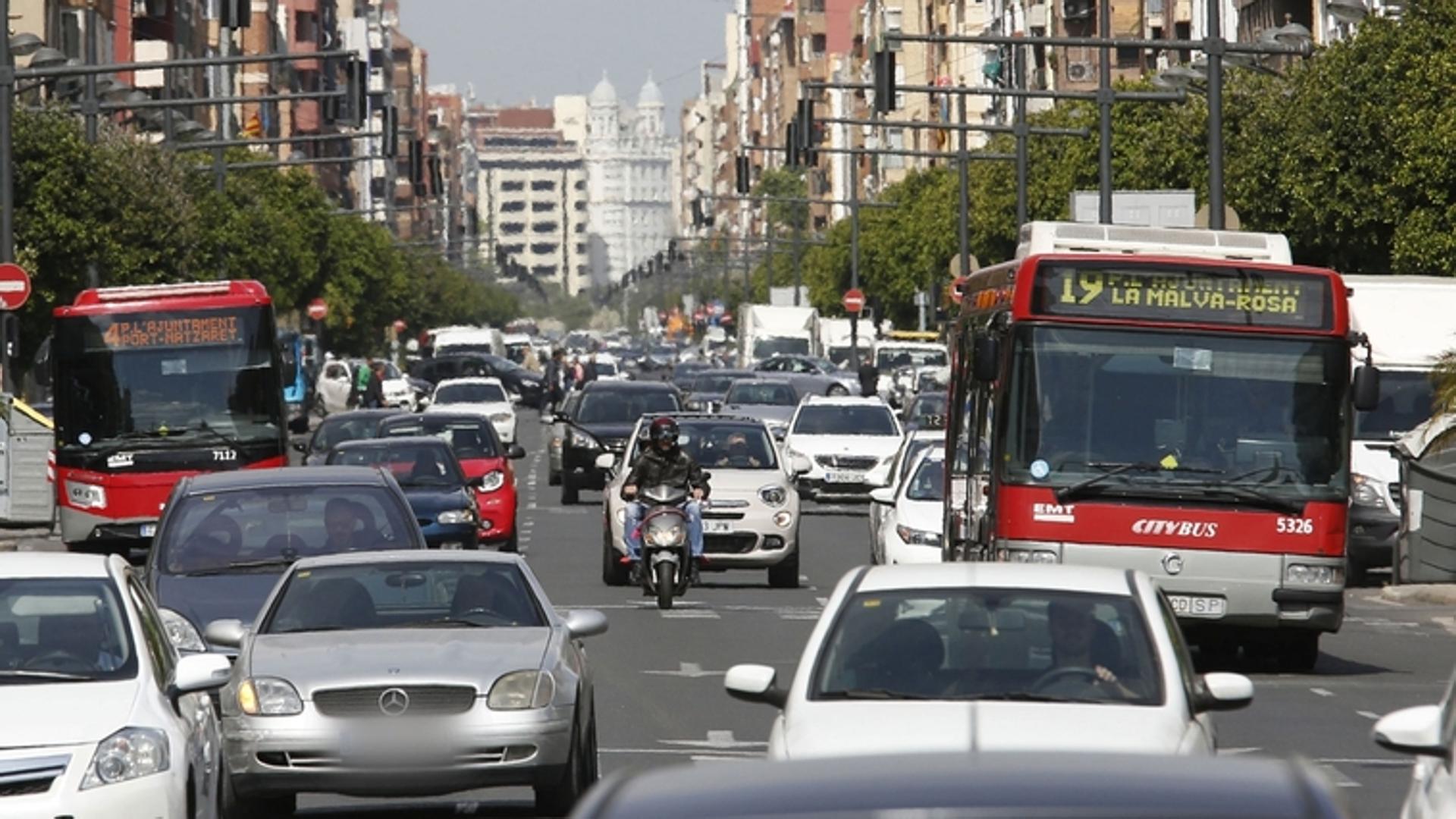 Muere una mujer al sufrir un golpe en la cabeza en un autobús urbano en Valencia