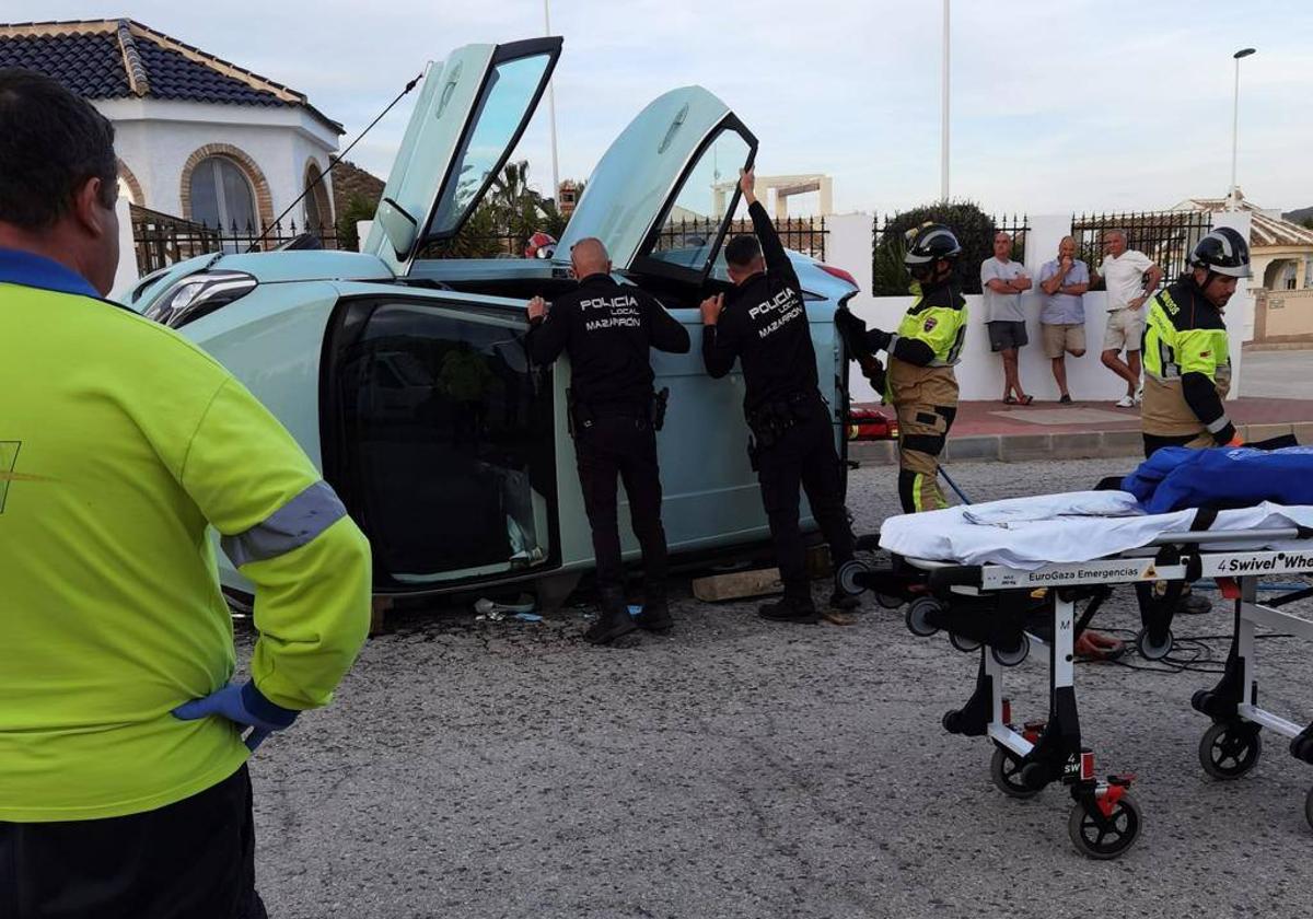 Rescatan a una anciana al volcar su vehículo en Mazarrón