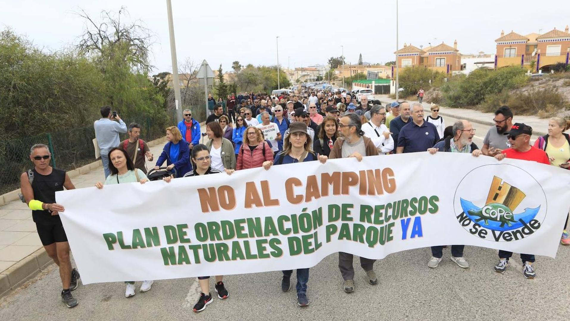 Ecologistas y vecinos marchan contra el camping de Cabo Cope