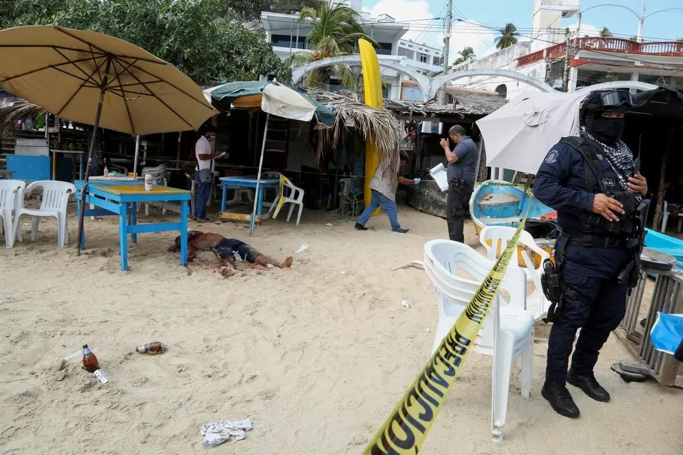 Un cuerpo yace tiroteado en una playa de Acapulco