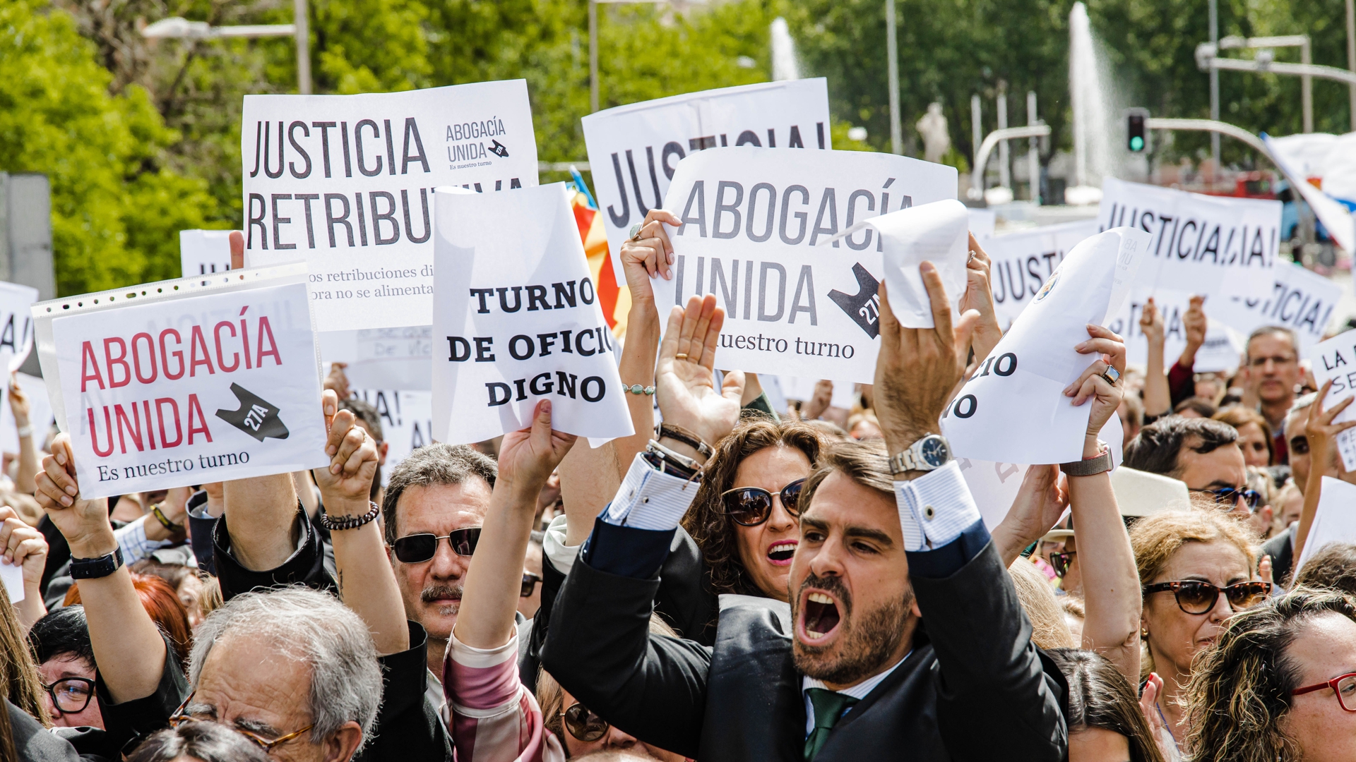 Dos centenares de abogados del turno de oficio de la Región acuden a una protesta frente al Congreso