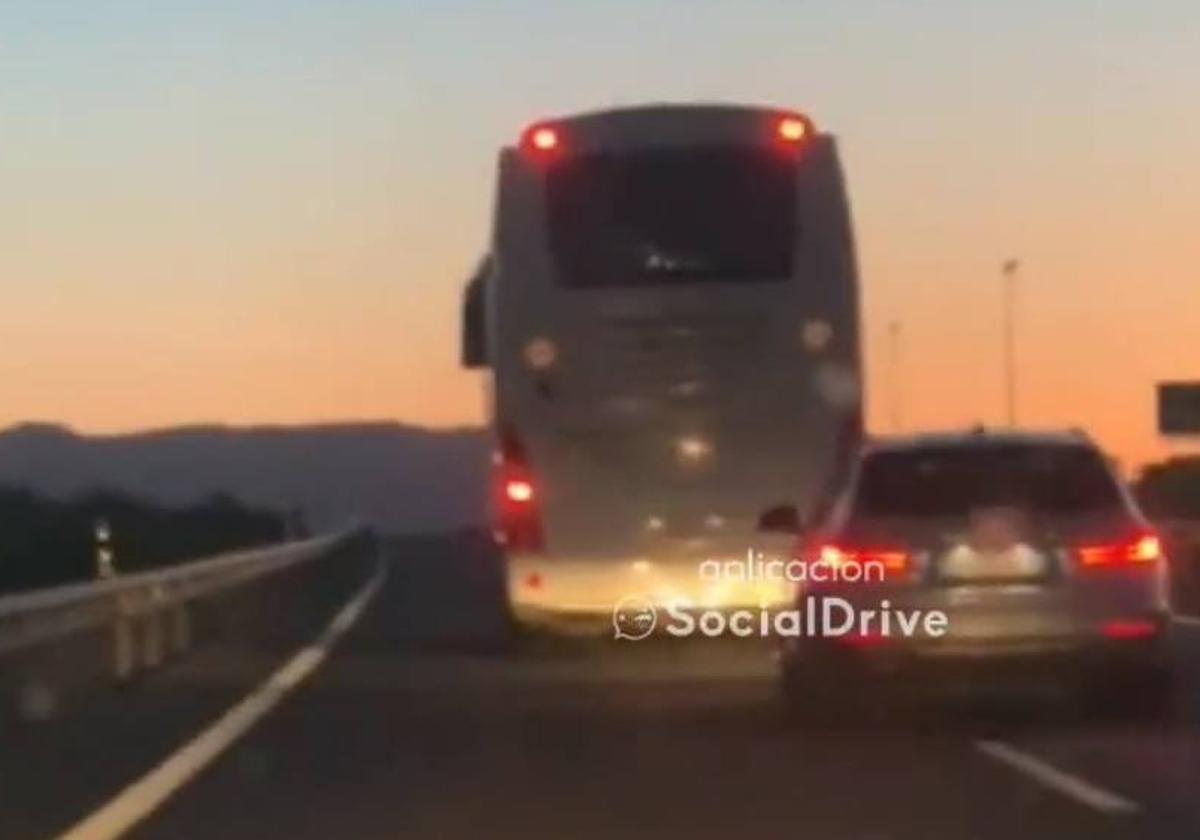 La temeraria conducción de un autobús en la autovía de Lorca para evitar que le adelanten