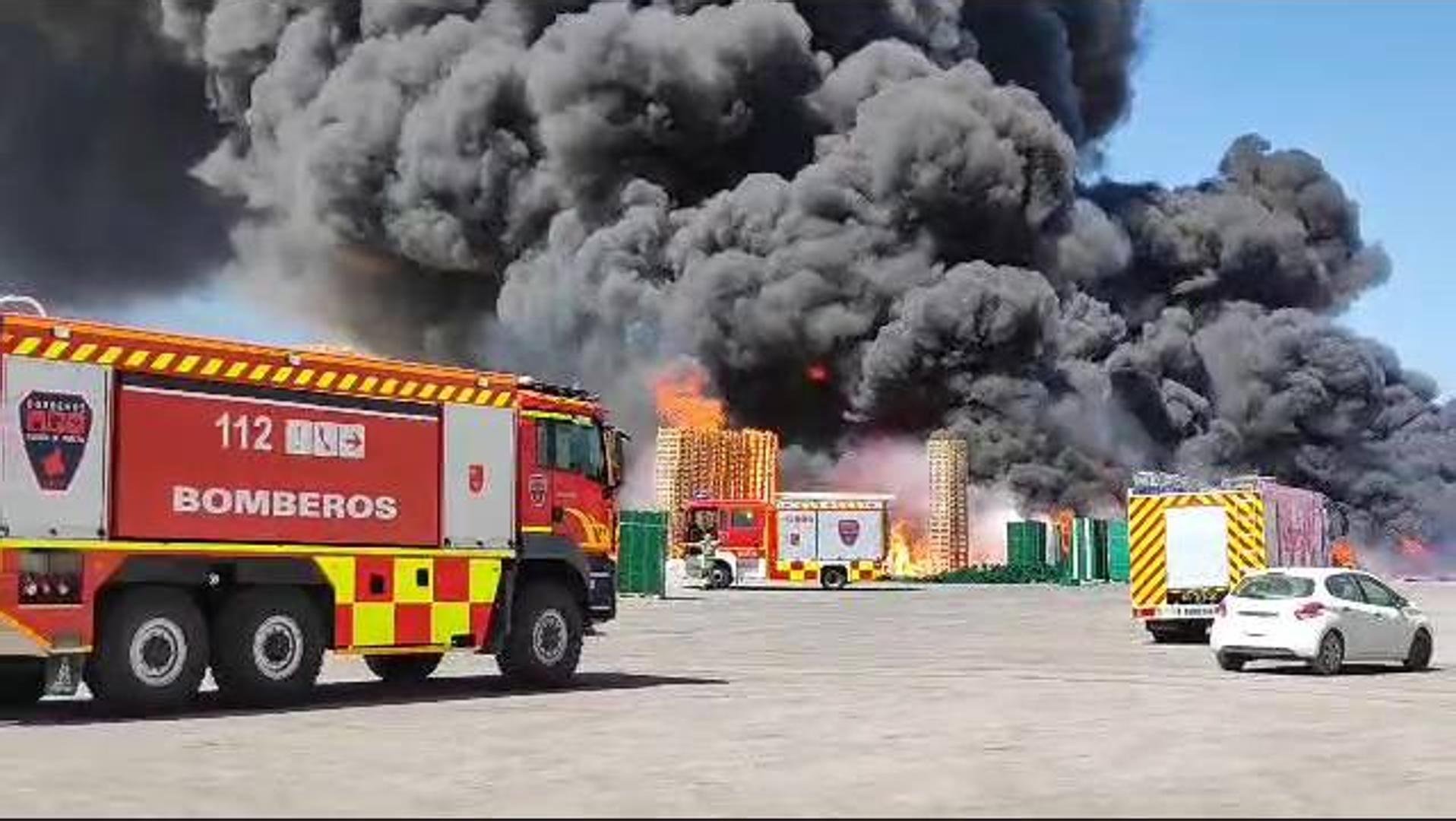 Arde la nave de una empresa agrícola en Balsapintada