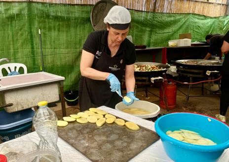 Imagen secundaria 1 - Elaboración de los platos más típicos en la peña El Pimentón.