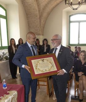 Imagen secundaria 2 - Alfonso firma el acta de hermanamiento, junto a Pozo y De la Cerra. Francisco de Asís Pagán bendice la palma de San Juan. Pozo entrega un diploma a Vicente Mendoza, de la UCAM.