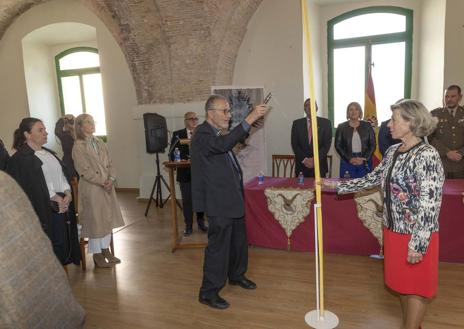 Imagen secundaria 1 - Alfonso firma el acta de hermanamiento, junto a Pozo y De la Cerra. Francisco de Asís Pagán bendice la palma de San Juan. Pozo entrega un diploma a Vicente Mendoza, de la UCAM.