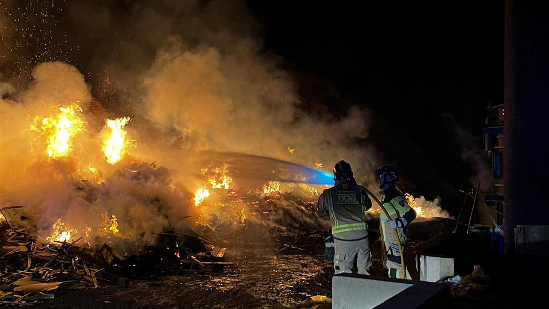 Los bomberos apagan un incendio declarado cerca de una fábrica de esencias en Lorca