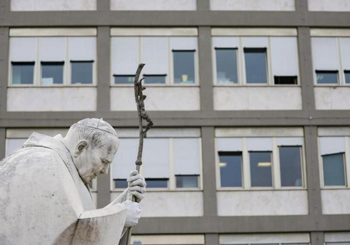 El Papa saldrá hoy del hospital y podrá presidir las celebraciones de Semana Santa