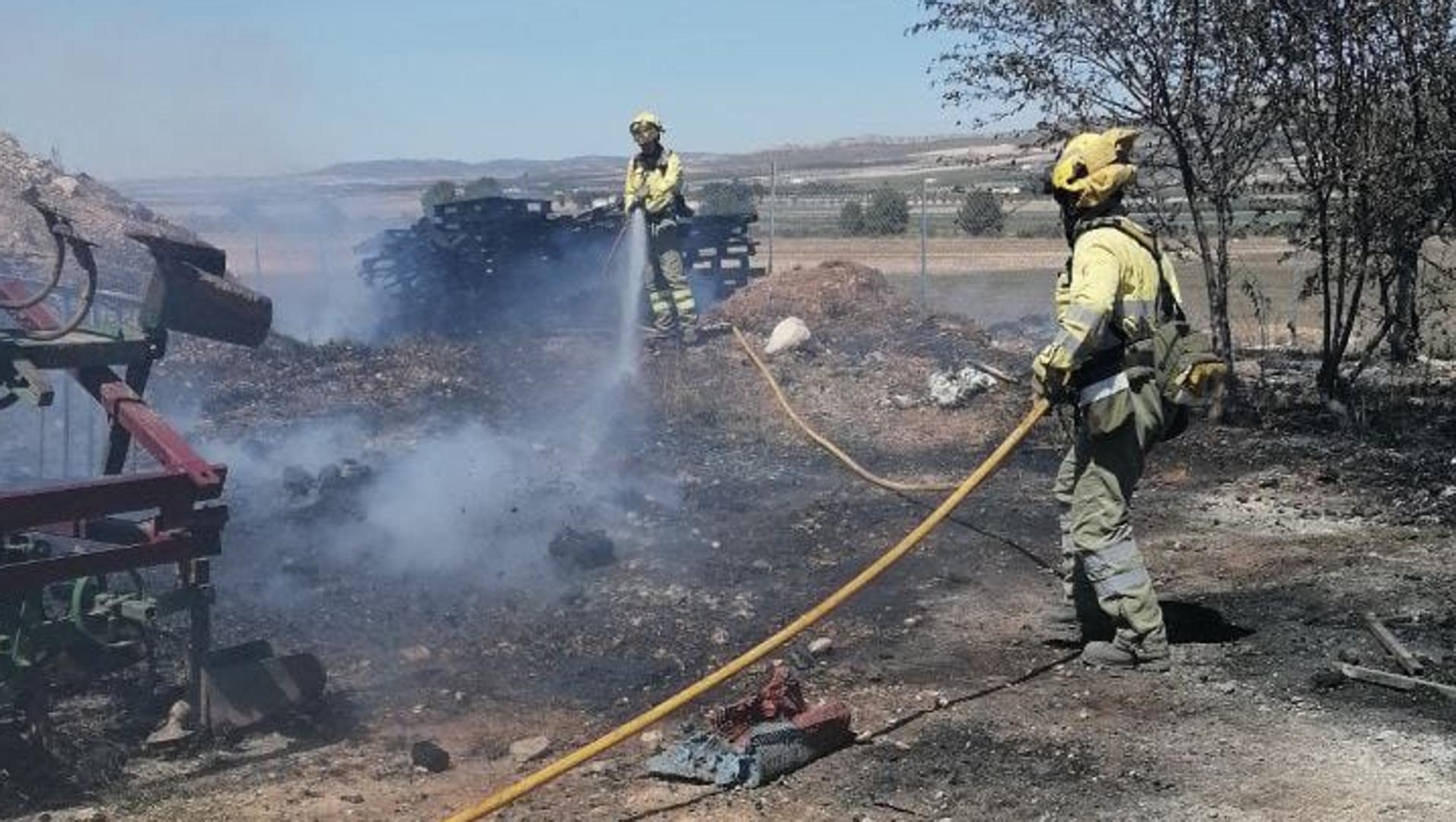 Bomberos trabajan para extinguir un incendio en terreno agrícola de Yecla