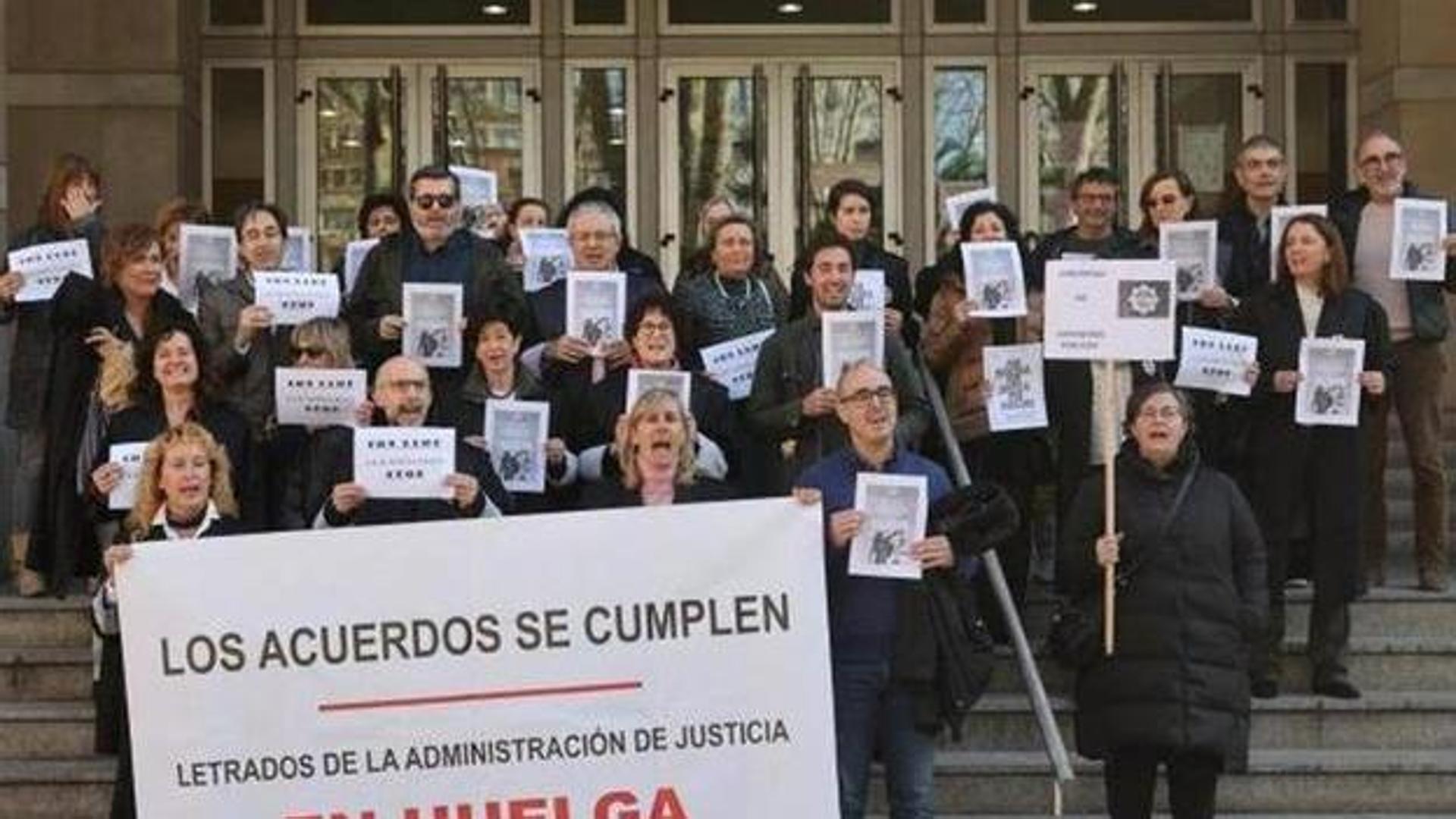 Jueces y fiscales amenazan con una huelga indefinida en plena campaña electoral