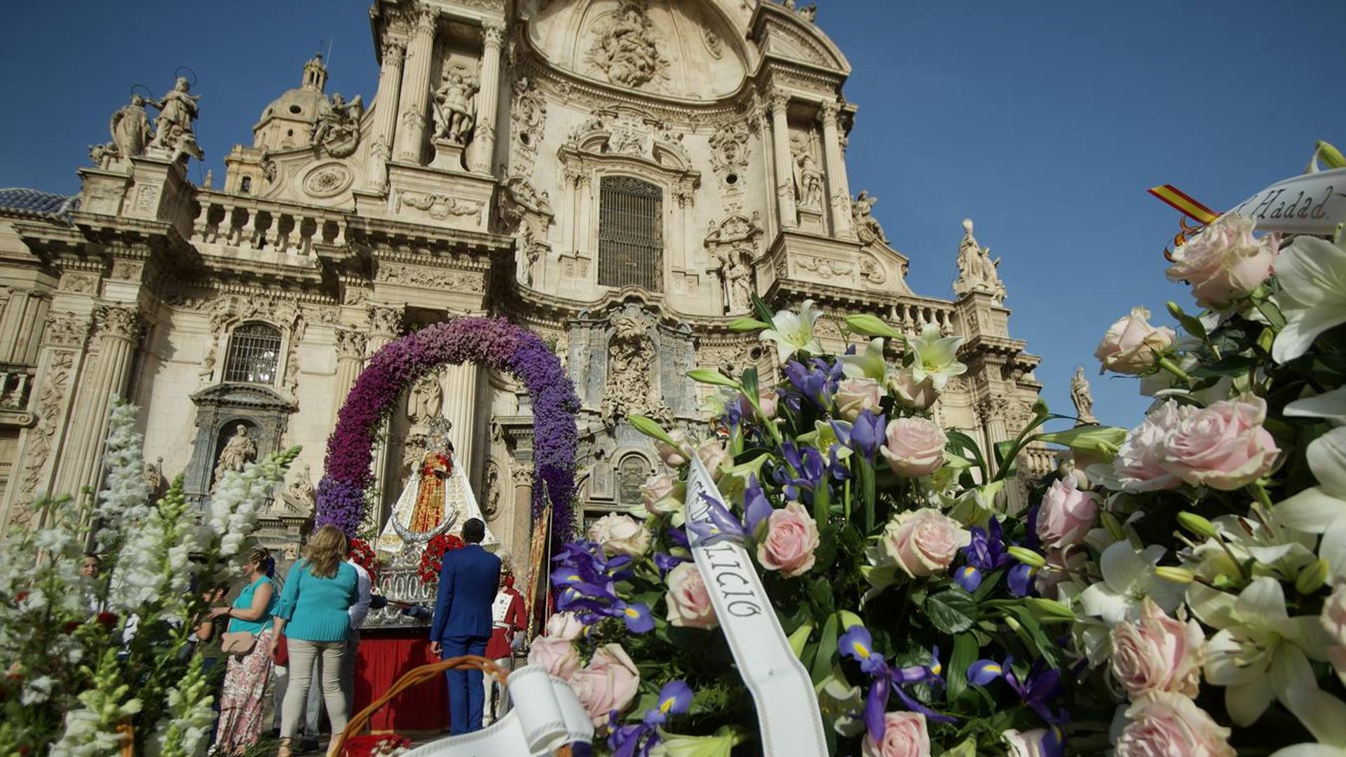 Miles de flores para La Morenica en una tarde casi de verano