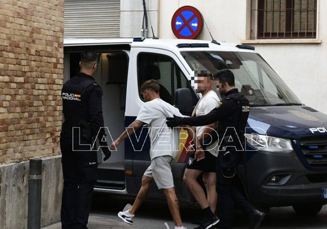 A prisión uno de los acusados de herir a un policía nacional de un hachazo en la cabeza en Murcia