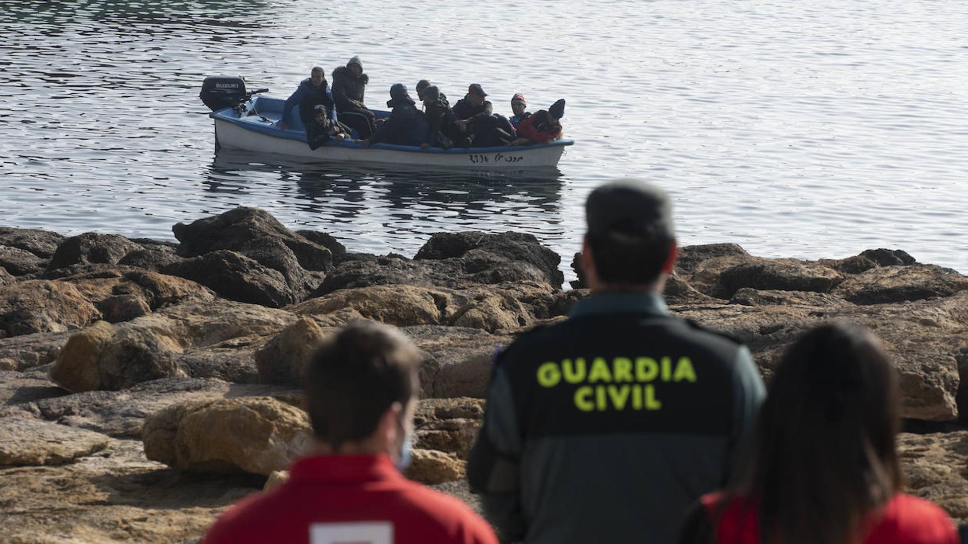 Interceptadas dos pateras con 58 inmigrantes en aguas de Cartagena