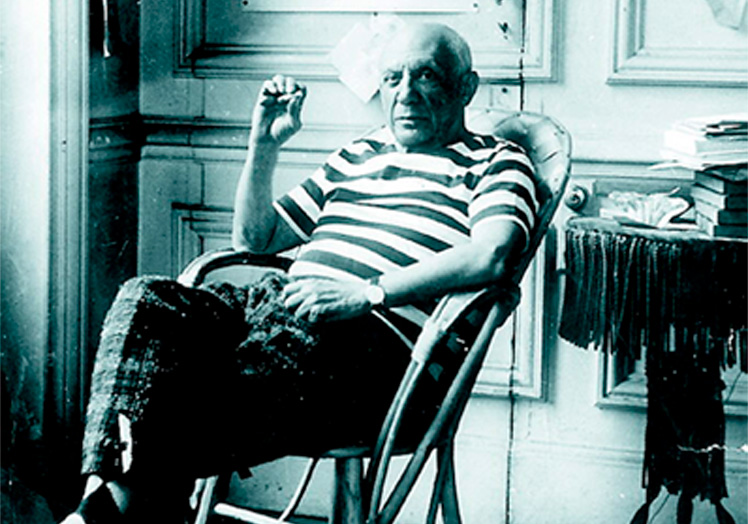 Picasso en su casa de la Costa Azul con una camiseta marinera.