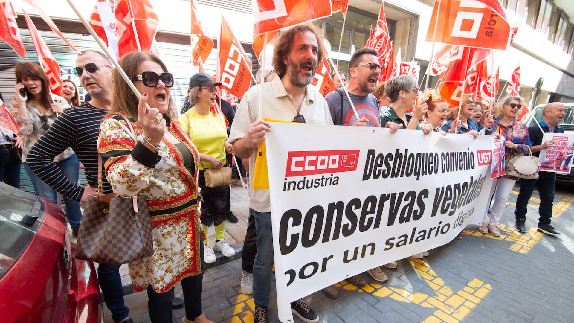 Protestan ante la patronal de las conserva para reclamar mejoras en los salarios