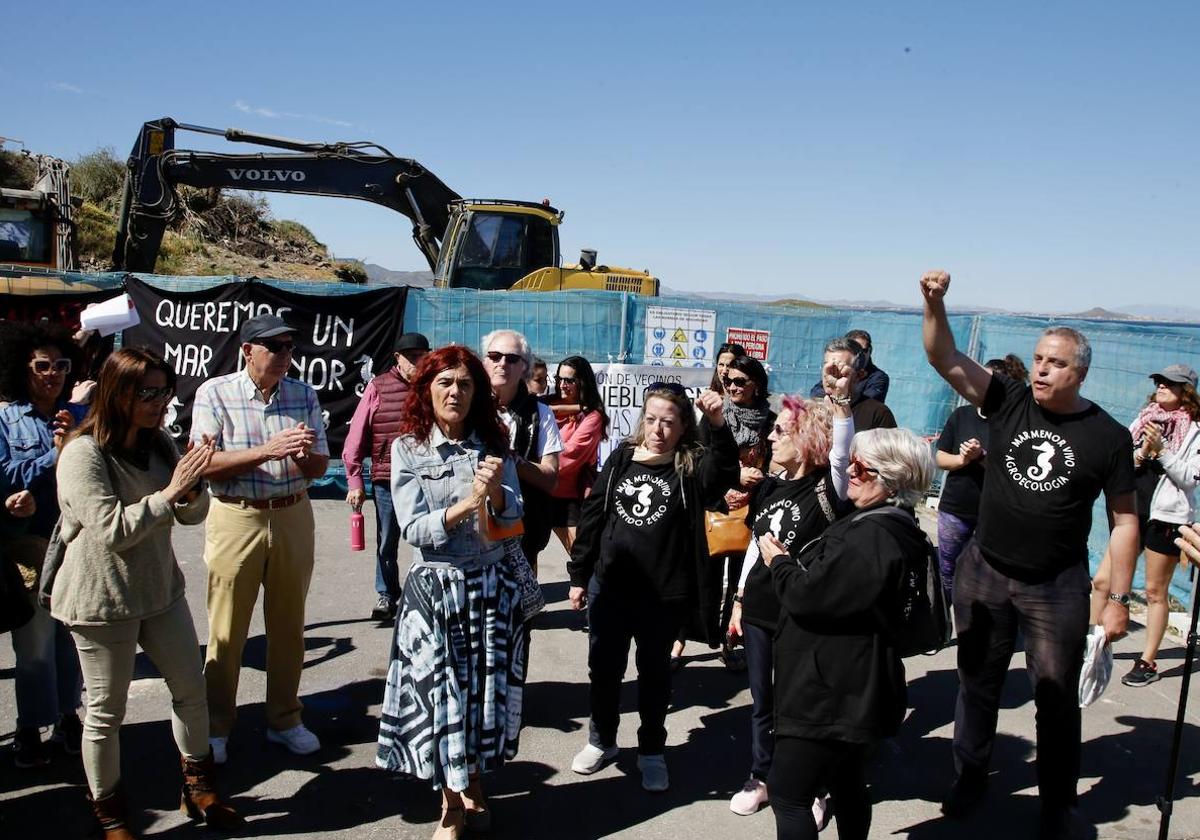 Protesta en La Manga contra el chalé en la Cala del Pino y las nuevas viviendas proyectadas junto al Mar Menor