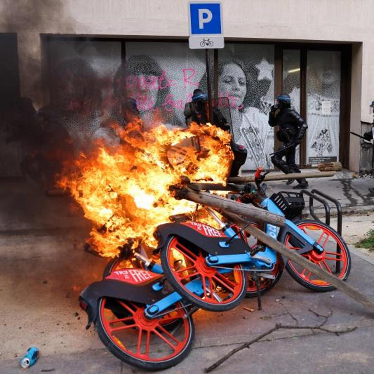 Francia espera el veredicto del Constitucional sobre la reforma de las pensiones con protestas