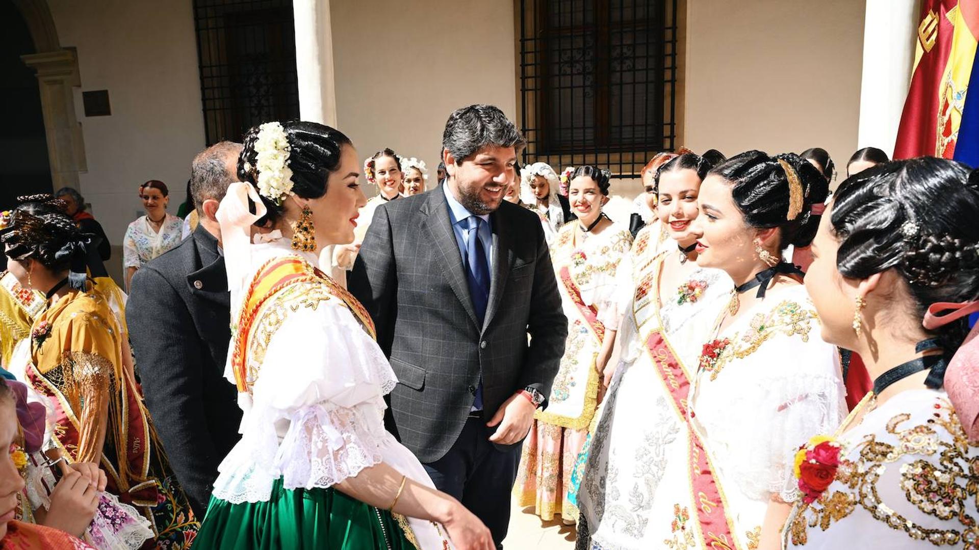 López Miras recibe a las Reinas de la Huerta de Murcia en el Palacio de San Esteban