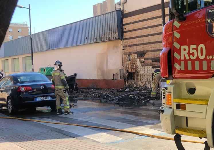 Bomberos trabajan para sofocar dos incendios de contenedores en Murcia