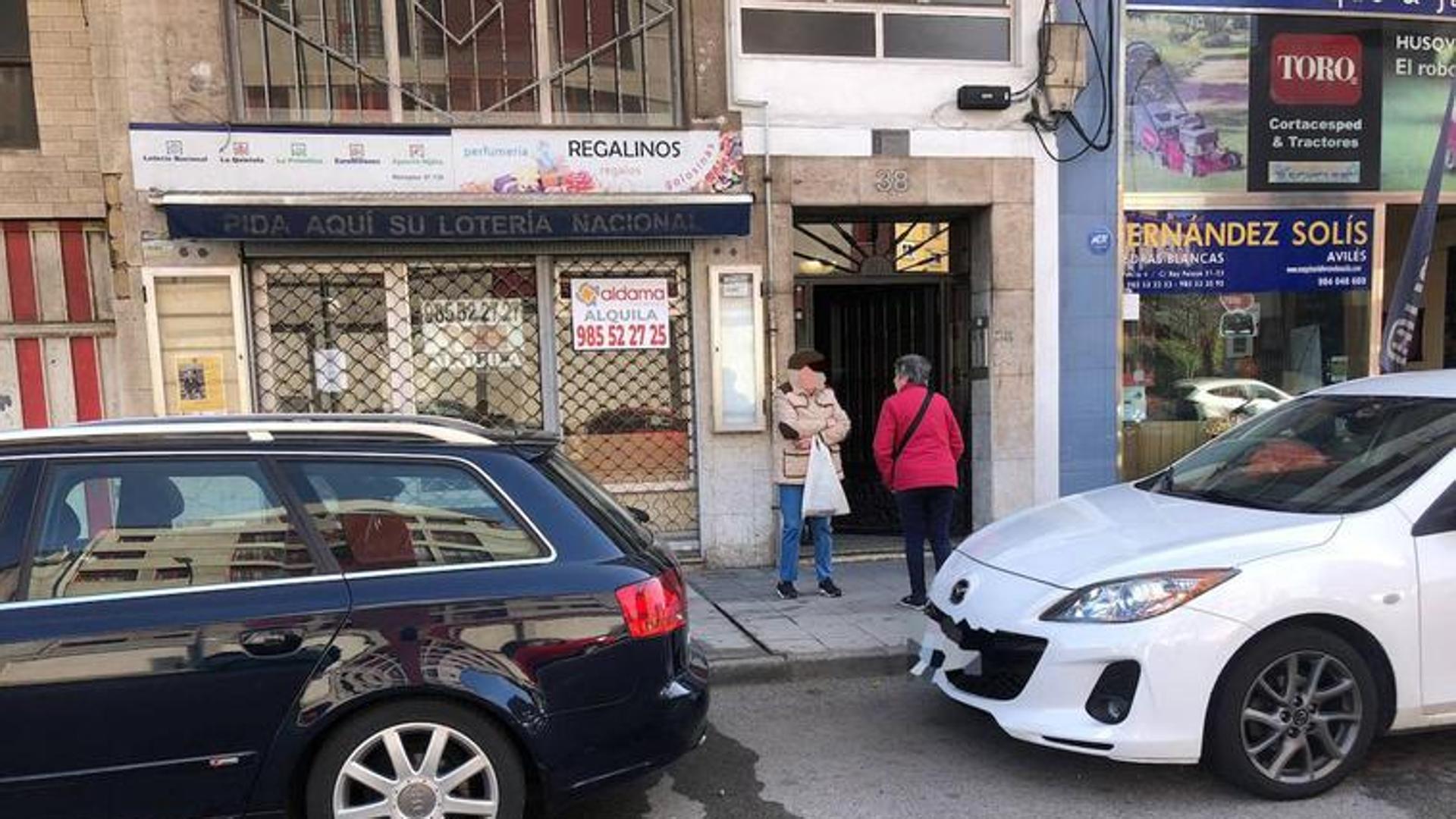 Una mujer y su hija, heridas tras precipitarse de un quinto piso en Avilés