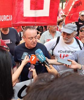 Imagen secundaria 2 - La marcha del Primero de Mayo reivindica bajar precios y subir salarios en la Región de Murcia