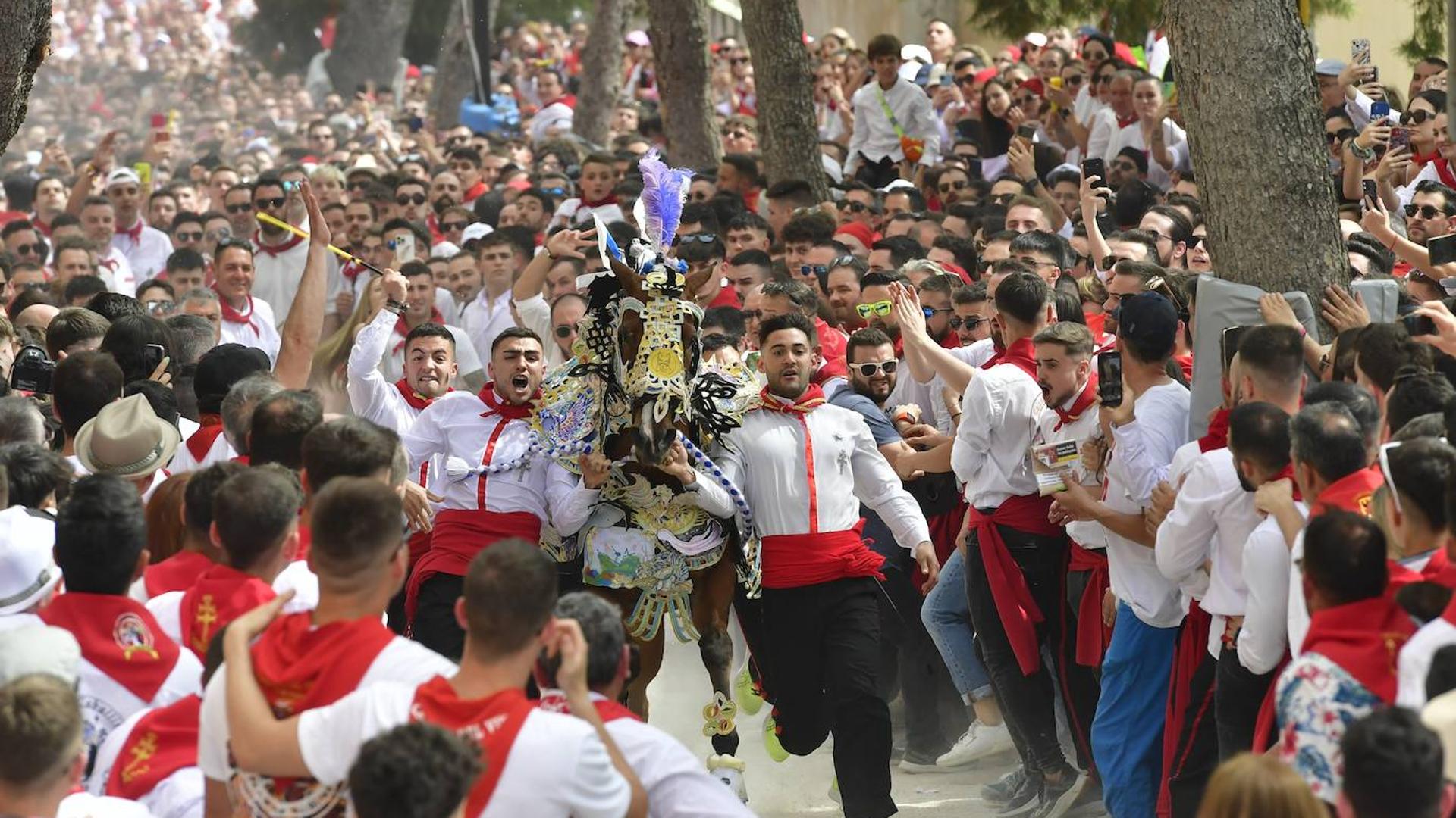 La peña Terremoto hace temblar la carrera de los Caballos del Vino