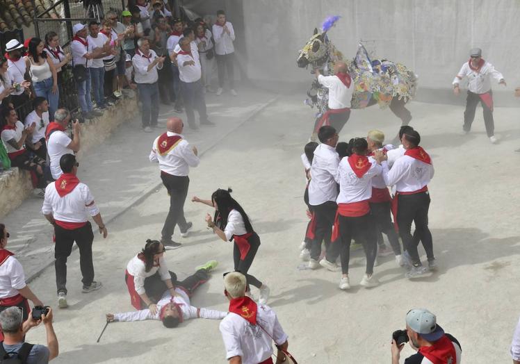 Imagen principal - La peña Terremoto, campeona de la carrera de los Caballos del Vino de Caravaca de la Cruz 2023