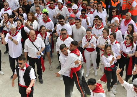 Imagen secundaria 1 - La peña Terremoto, campeona de la carrera de los Caballos del Vino de Caravaca de la Cruz 2023