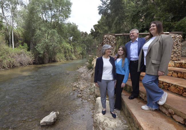 El candidato socialista, José Vélez, pasea con su familia junto al río en Calasparra.