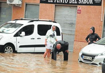 Cartagena recobra su pulso tras la inundación con los afecfados molestos por «la falta de previsión»