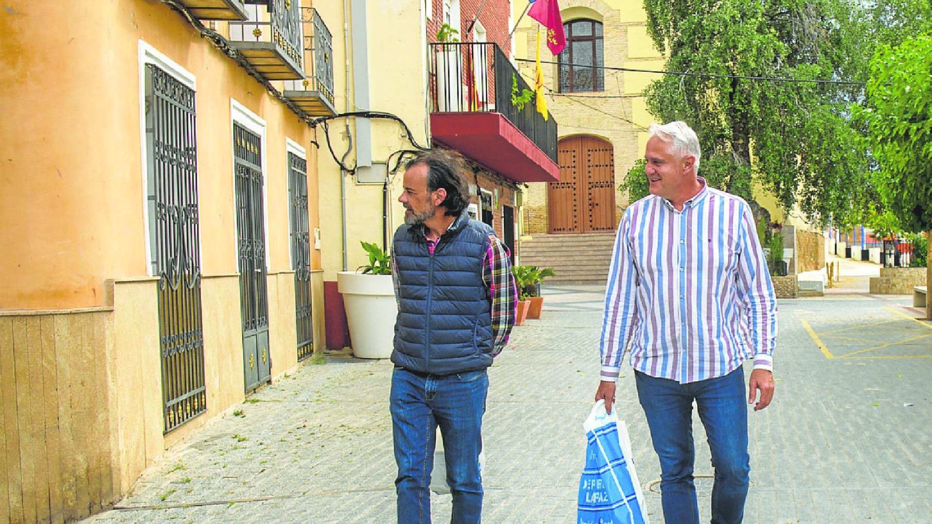 La noticia corre como la pólvora en un pueblo que no sabe «nada» y que prefiere no hablar