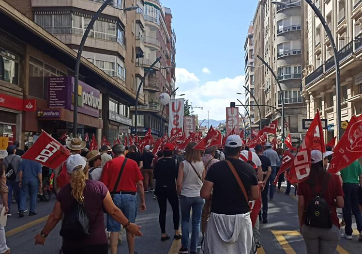 Imagen principal - La marcha del Primero de Mayo reivindica bajar precios y subir salarios en la Región de Murcia