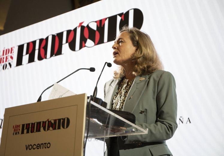 Imagen principal - Arriba. Nadia Calviño, vicepresidenta del Gobierno y ministra de Hacienda. Debajo. Samary Fernández Feito, directora general del Área de Lujo, Estilo de Vida y Revistas de Vocento; y el empresario y 'evangelista digital' Vala Afshar.