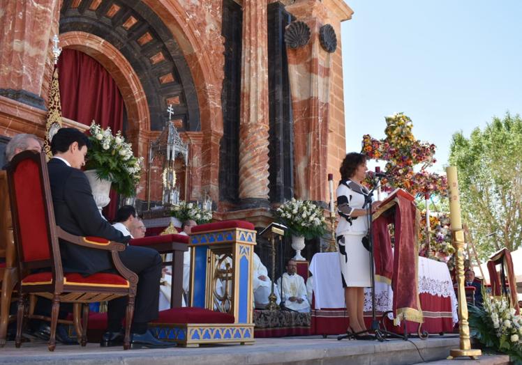 Miles de pétalos para la Vera Cruz en Caravaca