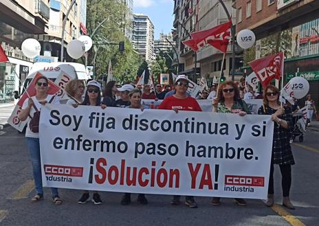 Imagen secundaria 1 - La marcha del Primero de Mayo reivindica bajar precios y subir salarios en la Región de Murcia