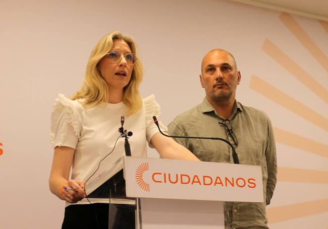 Dirigentes de Cs arropan a María José Ros tras la denuncia de Miras por el cartel electoral