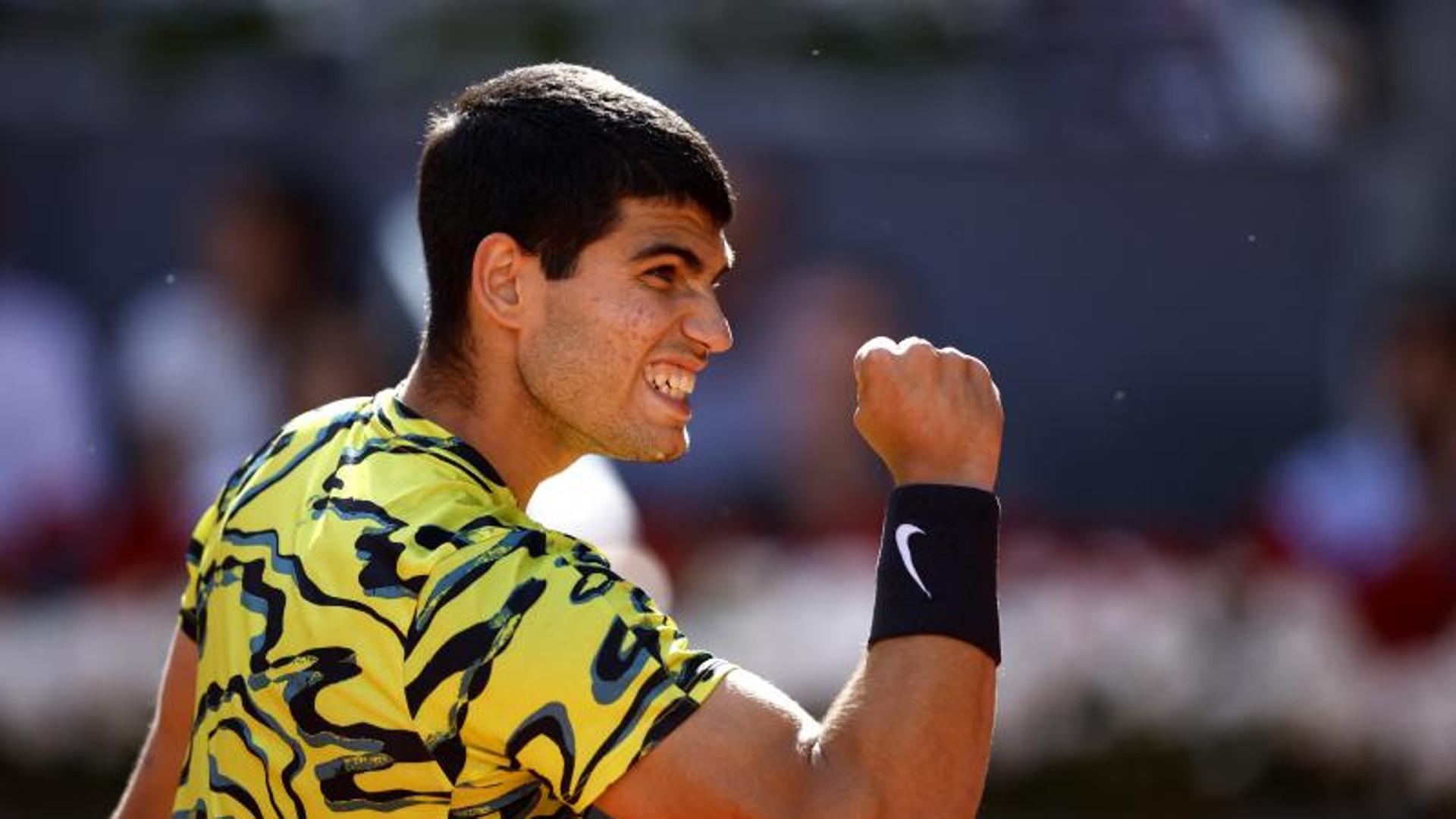 Alcaraz suda para doblegar a Khachanov