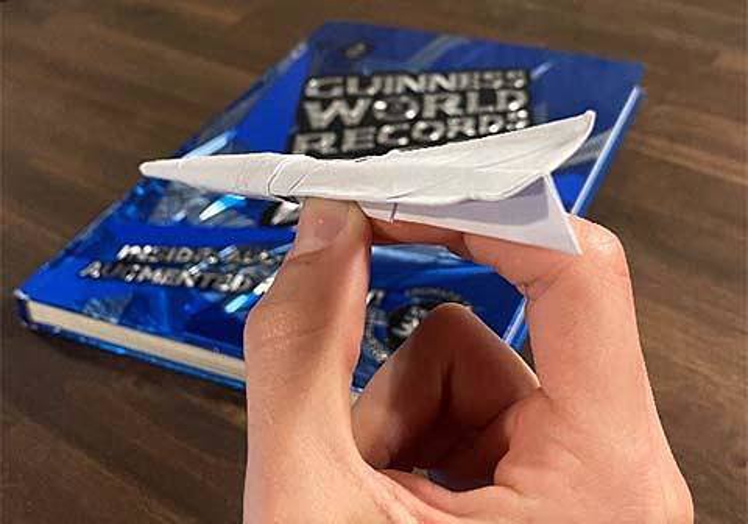 Un avión de papel vuela 88 metros y bate un récord mundial