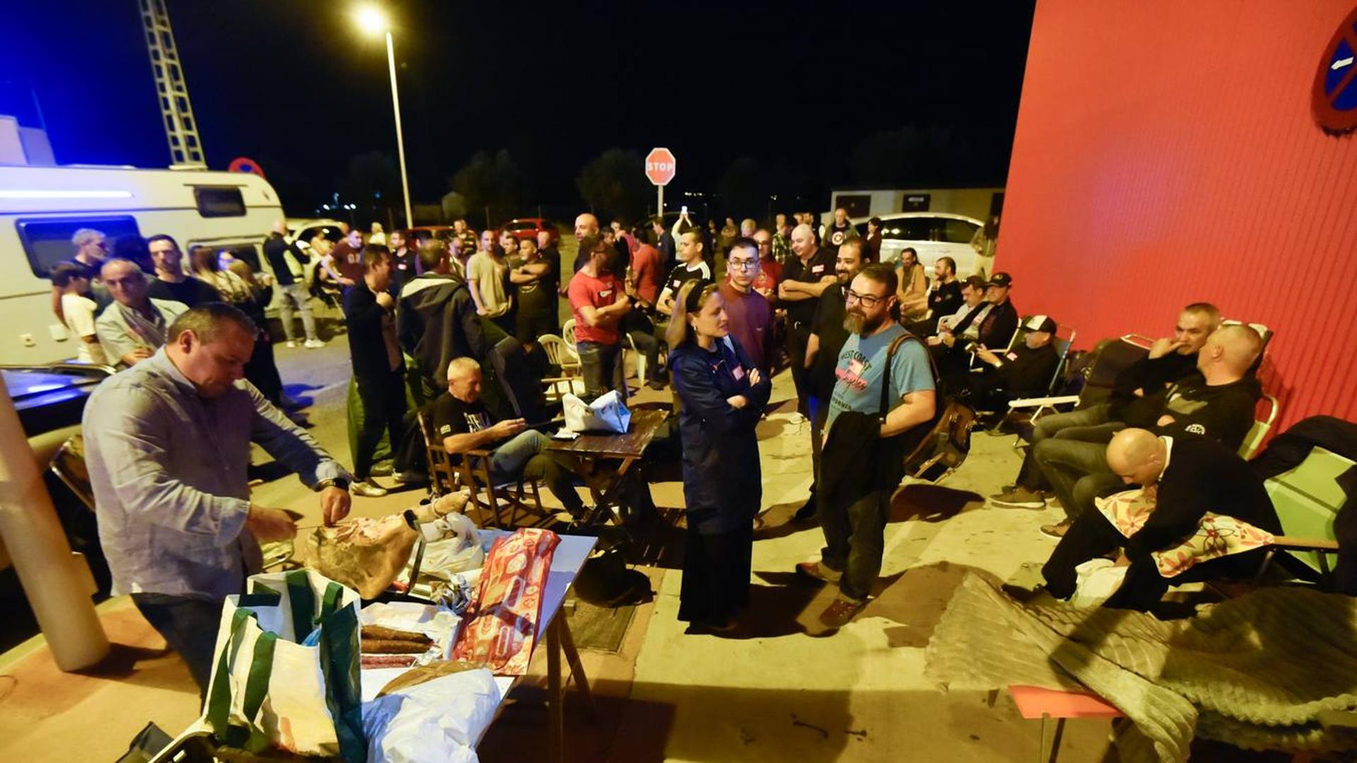 Sin autobuses ‘coloraos’ desde este lunes en Murcia tras la acampada de su plantilla